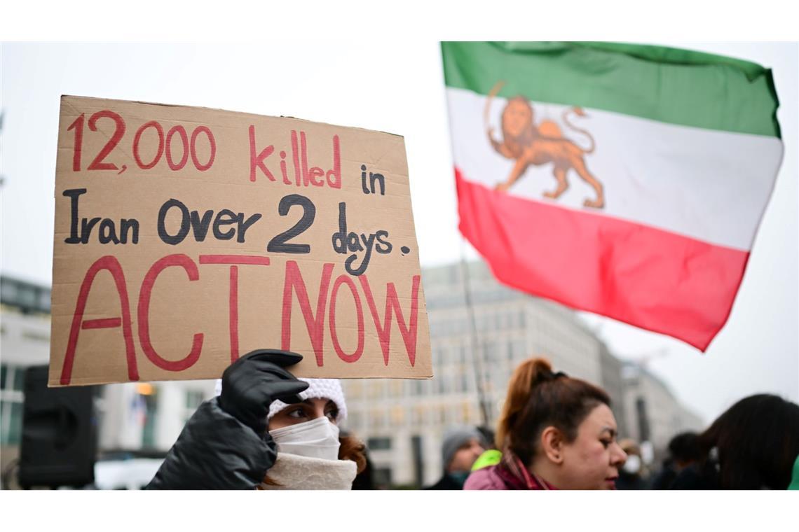Solidarität mit den Demonstranten im Iran auch in Berlin: Nun hat das Auswärtige Amt den Botschafter des Landes einbestellt.