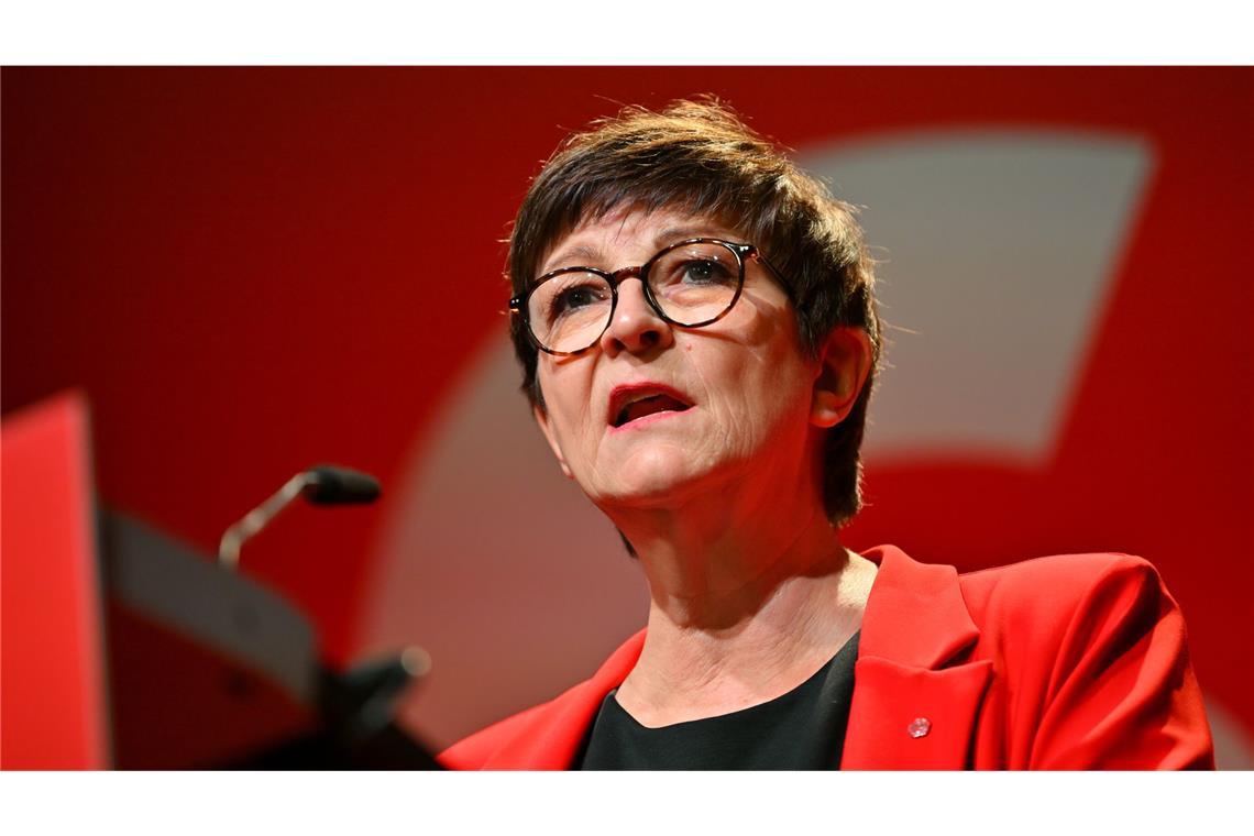 Saskia Esken erhält Rückendeckung von Kreisverband Soll Saskia Esken ihr Amt als SPD-Bundesvorsitzende abgeben? Diese Forderungen kamen in ihrem eigenen Wahlkreis auf. Doch jetzt erhält sie Rückendeckung von der hiesigen Parteispitze.