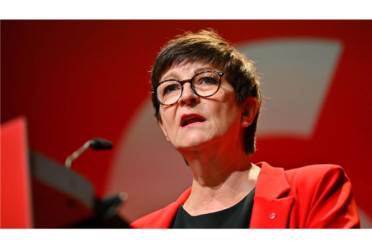 Soll Saskia Esken ihr Amt als SPD-Bundesvorsitzende abgeben? Diese Forderungen kamen in ihrem eigenen Wahlkreis auf. Doch jetzt erhält sie Rückendeckung von der hiesigen Parteispitze.