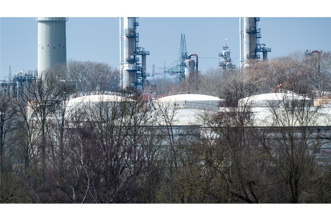 Sollte der Iran-Krieg weitergehen, könnte es im schlimmsten Fall in einigen Wochen zu Engpässen bei Kraftstoffen kommen. (Symbolbild)