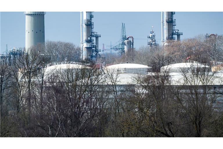 Sollte der Iran-Krieg weitergehen, könnte es im schlimmsten Fall in einigen Wochen zu Engpässen bei Kraftstoffen kommen. (Symbolbild)