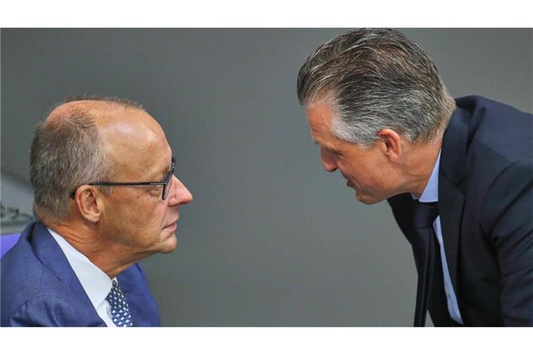 „Sollte es die Lage erfordern, werden wir selbstverständlich das Grundgesetz durchsetzen und dafür alle Instrumente nutzen“ (Bundeskanzler Friedrich Merz, li., und CDU-Fraktionschef Thorsten Frei während der Bundestagssitzung am 9. September 2026 in Berlin).