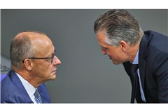 „Sollte es die Lage erfordern, werden wir selbstverständlich das Grundgesetz durchsetzen und dafür alle Instrumente nutzen“ (Bundeskanzler Friedrich Merz, li., und CDU-Fraktionschef Thorsten Frei während der Bundestagssitzung am 9. September 2026 in Berlin).