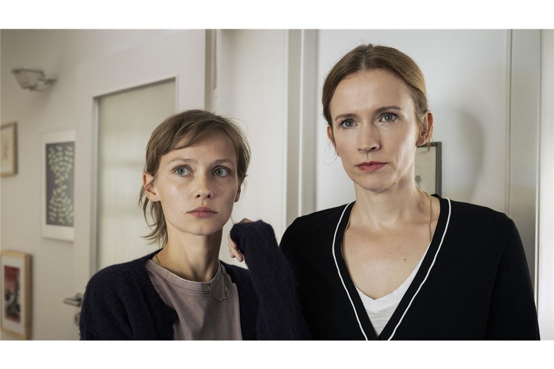 Berauschter Boerne geht viral Solveig Menke (Adina Vetter, r.) springt ihrer Tochter Fraya (Meira Durand, l.) beschützend zur Seite, als Kommissar Frank Thiel und Prof. Karl-Friedrich Boerne die junge Frau zum Mord an Chris Haffmeister befragen.