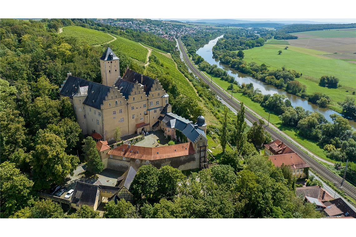 Geburtsschloss von Gunter Sachs zu verkaufen Sommerlicher Blick auf Schloss Mainberg bei Schweinfurt (Luftaufnahme mit einer Drohne). Die Gemeinde Schonungen in der Nähe von Schweinfurt sucht einen neuen Besitzer für das Schloss Mainberg, in dem Gunter Sachs geboren wurde.