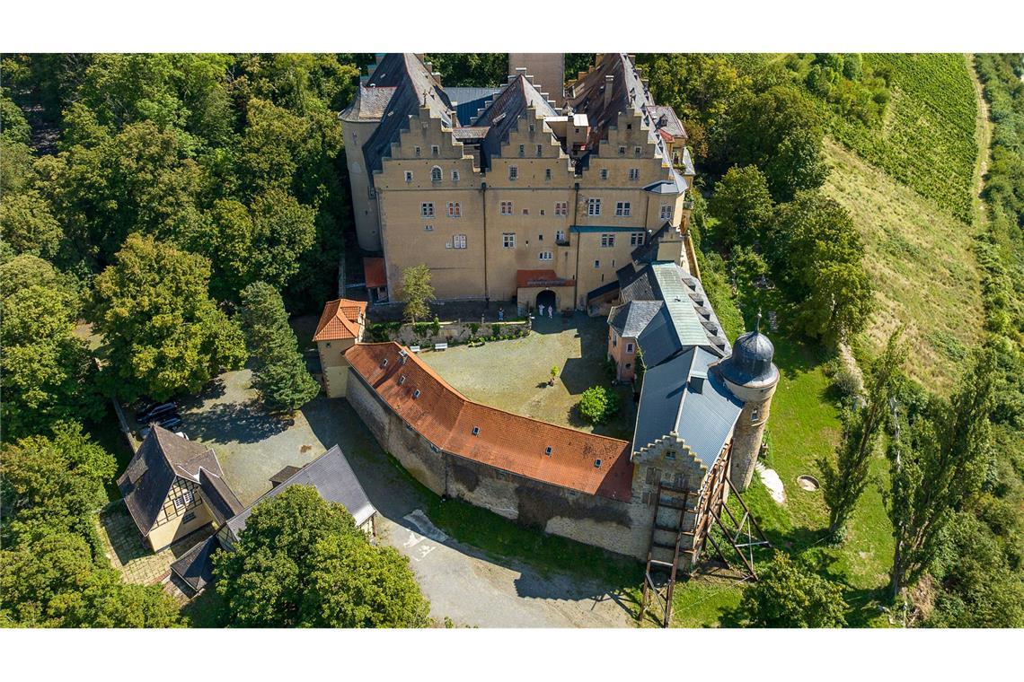 Geburtsschloss von Gunter Sachs zu verkaufen Sommerlicher Blick auf Schloss Mainberg bei Schweinfurt (Luftaufnahme mit einer Drohne). Die Gemeinde Schonungen in der Nähe von Schweinfurt sucht einen neuen Besitzer für das Schloss Mainberg, in dem Gunter Sachs geboren wurde.