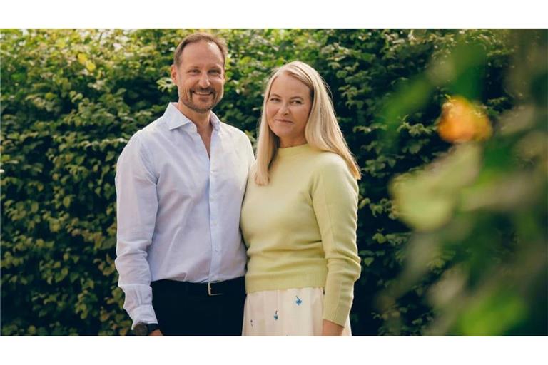Sommerliches Bild zur Silberhochzeit: Haakon und Mette-Marit feiern Silberhochzeit.
