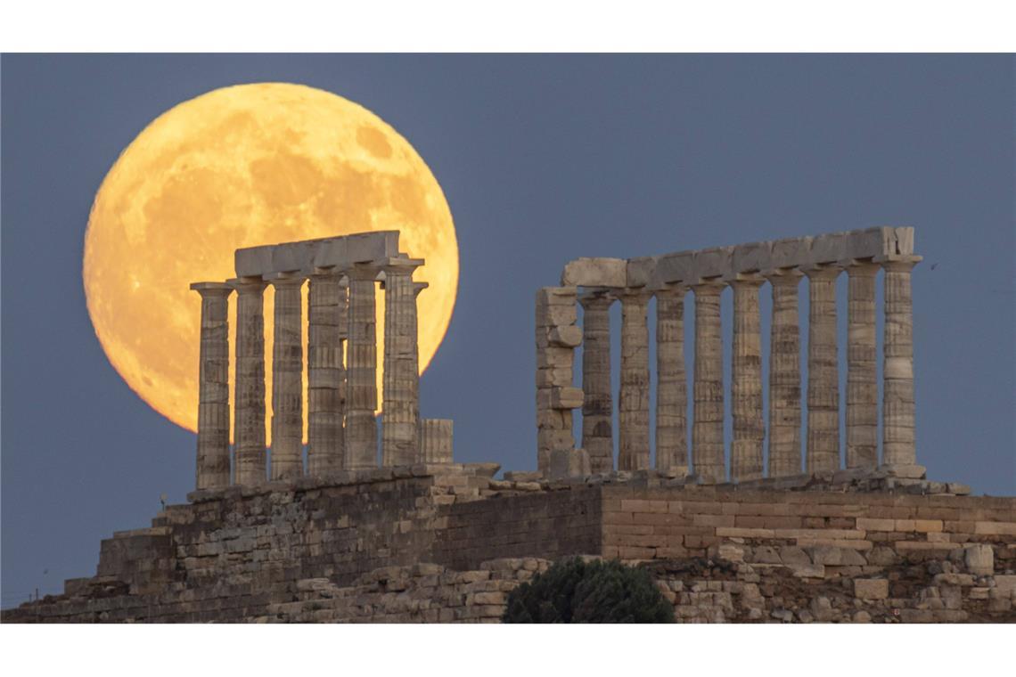 Im Juni warten Sommersonnenwende und Riesenstern auf Sommersonnenwende auf der Akropolis in der griechischen Hauptstadt Athen.