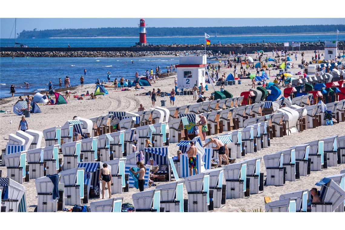 Deutschland-Tourismus steuert auf Rekordjahr zu Sommerurlauber am Ostseestrand in Warnemünde. Im Zeitraum von Januar bis November erzielte der Deutschland-Tourismus einen Rekord.
