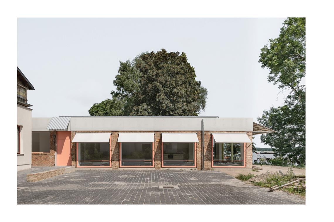 Drei Architekturpreise gehen nach Stuttgart und die Region Sonderpreis „Nachwuchs“: Gemeinschaftshaus Luise 19e in Werder/Havel, geplant von OFEA undjurekbrüggen. Dieses partizipativ entwickelte Projekt überzeuge, so die Jury, durch die Wiederverwendung von Ziegeln in einem umgenutzten Gebäude, eine umweltbewusste Dämmung aus Hanfkalk und eine Photovoltaikanlage auf dem Gründach.