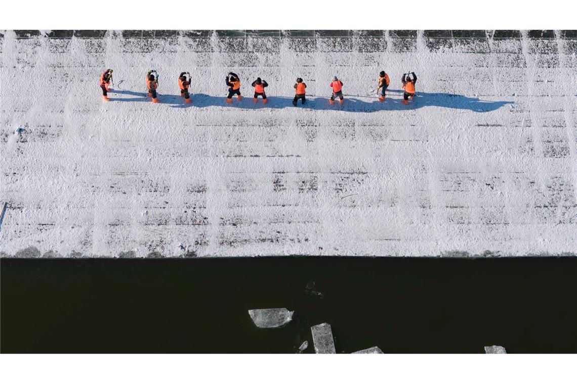 Songhua-Fluss in Harbin: Eissammlung für den Bau von Winterattraktionen.