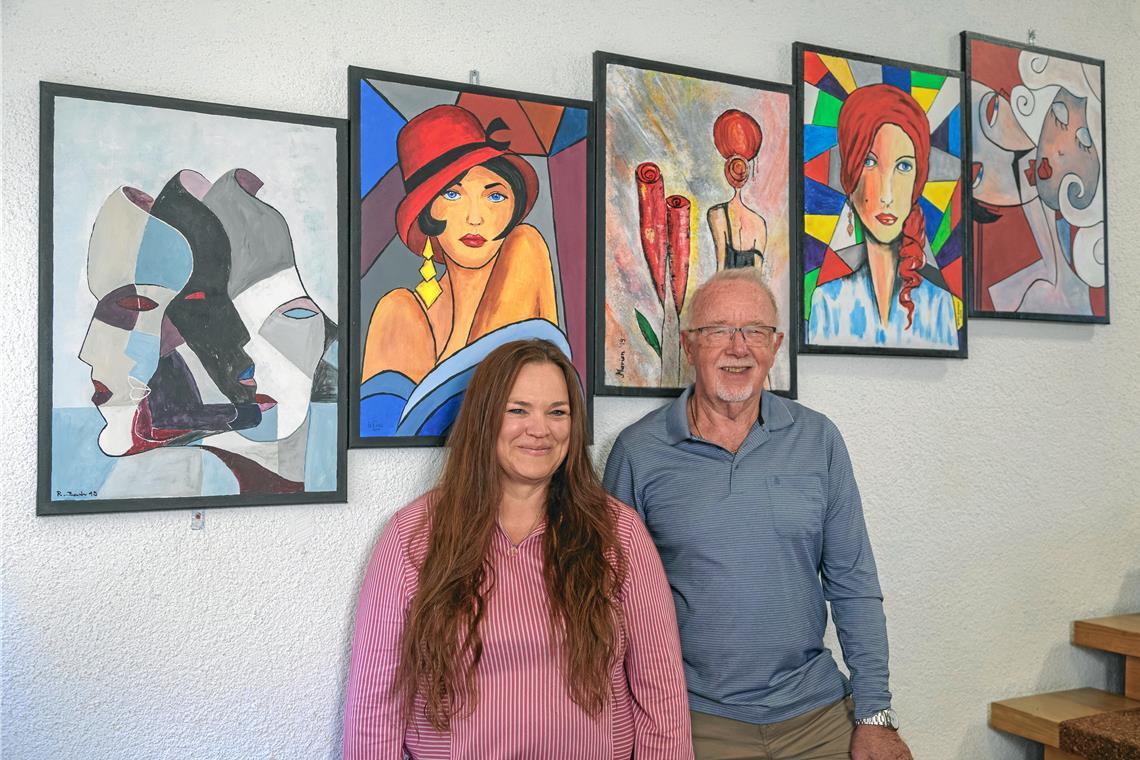Bilder im Kopf, Bilder im Herzen Sonja Fischer und Jürgen Illing in der Volkshochschule Murrhardt, wo der Kunst- und Maltreff beheimatet ist. Die Gruppe ist dort auch mit Bildern unabhängig von den Ausstellungen präsent – im Hintergrund zu sehen sind (von links) Arbeiten von Regina Beuter, Jürgen Illing, Marion Titze, Erika Dangel und Helmut Gneist. Foto: Stefan Bossow