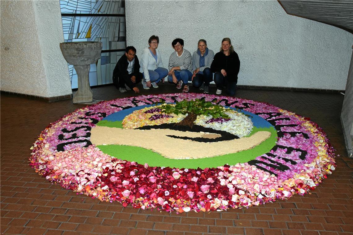 Feierliche Prozession und Blumenpracht Sonja Wurst-Pleßing (von rechts), Andrea Schönenberg, Christina Zügel und Silvia Dyckmans haben mit Unterstützung von Pfarrer Jose Antony O.Praem einen prachtvollen Blumenteppich zur Feier in der Kirche gestaltet.