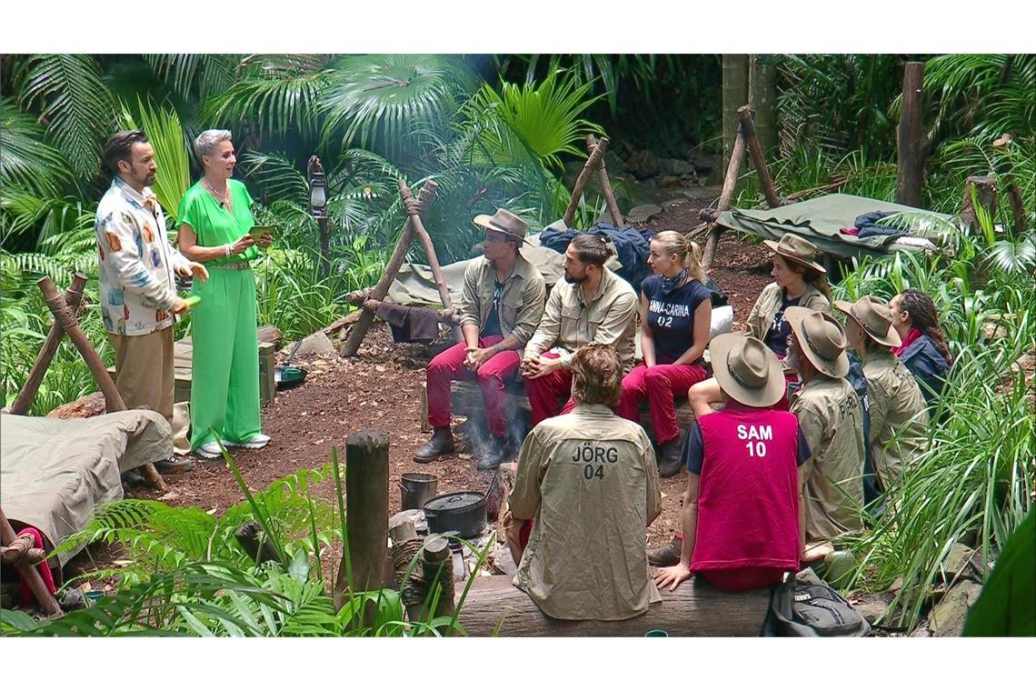 Wann ist das Finale? Sonja Zietlow und Jan Köppen mit den Teilnehmern im Dschungelcamp 2025.