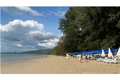 Sonne, Meer und Palmenstrände: Auch viele Touristen aus Deutschland zieht es dafür nach Khao Lak auf dem thailändischen Festland. Zwei Urlauber starben bei einem Unfall. (Archivbild)