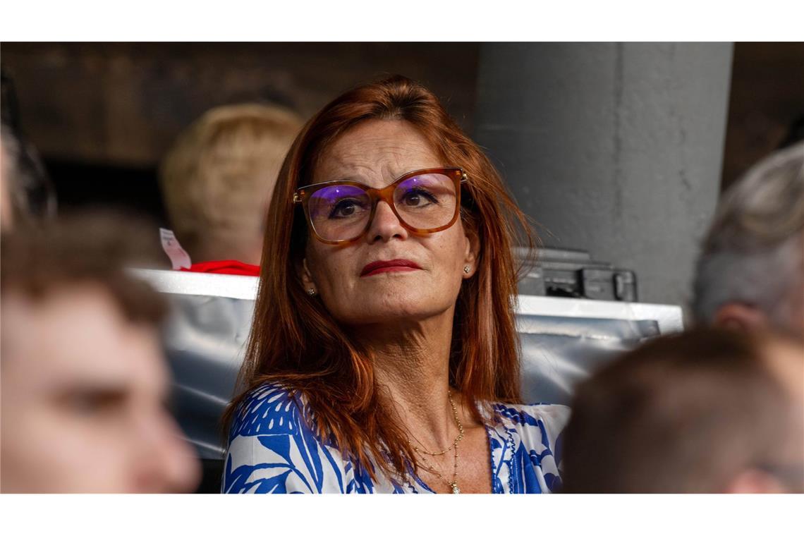 Sonnenhof Großaspach erhält prominente Unterstützung: Andrea Berg verfolgt das Spiel aufmerksam von der Tribüne.