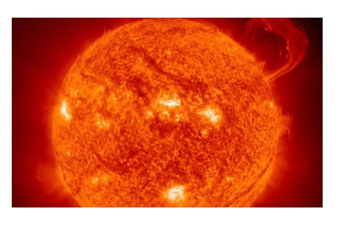 Kollapsologie: Das Ende kommt – nur wann? SONNENINFERNO: Auch Planeten und Sternen ist ein Ende beschieden, wenngleich ihr Ableben ungleich dramatischer abläuft als beim Menschen. Auch die Sonne wird in einigen Milliarden Jahren ihre Brennstoffvorräte komplett aufgezehrt haben und sich zu einem Feuerball aufblähen, der das 256-fache des heutigen Radius von 1,4 Millionen Kilometern ausmacht. Sie wird zum Roten Riesen, einem Himmelskörper von gigantischen unvorstellbaren Ausmaßen und extrem hoher Temperatur, der Venus, Merkur und am Ende die Erde vernichtet. Nach Berechnungen von Astronomen soll dieser Rote Riese in 7,6 Milliarden Jahren zu einem Weißen Zwerg mutieren – den Überresten ausgebrannter Sterne. Die Menschheit wird davon nichts mehr mitbekommen. In spätestens einer Milliarde Jahre wird die Erde zum Lavaplaneten, auf dem nur noch wenige Mikroorganismen überleben. Fazit Sonneninferno: Angesichts der zeitlichen Dimensionen ist der solare Crash reines Science-Fiction-Theater. Sollten sich zukünftige Geschlechter nicht rechtzeitig mit Raumschiffen in Sicherheit bringen, wird die Menschheit das Sonneninferno nicht überleben. Bis dahin hat sie noch genügend Zeit, um sich durch Kriege, Seuchen und Umweltzerstörung das eigene Grab zu schaufeln.