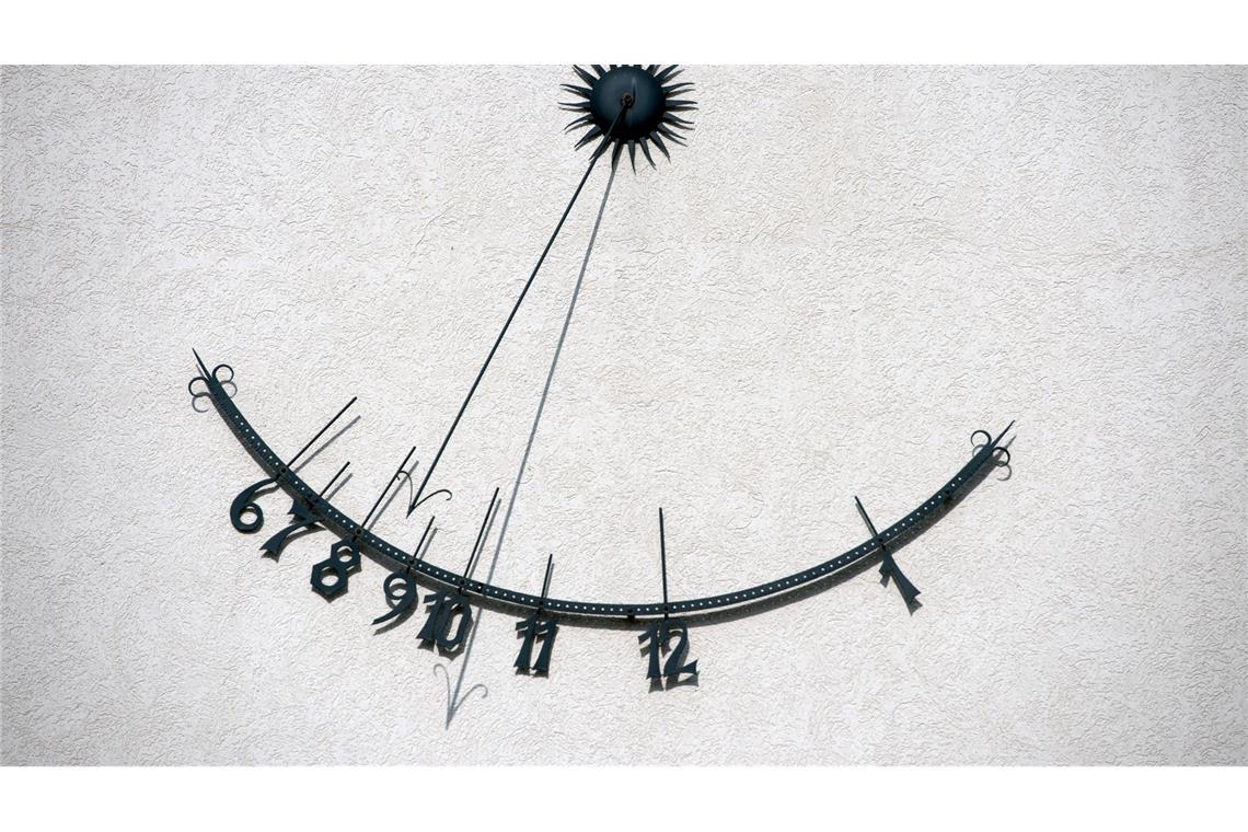 Sonnenuhr und Armbanduhr zeigen nicht exakt dieselbe Zeit. (Archivbild)