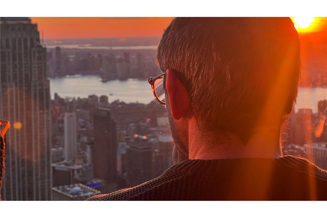 Teure beste Aussicht - New Yorks Wolkenkratzer im Wettbewerb Sonnenuntergang hinter dem Empire State Building.