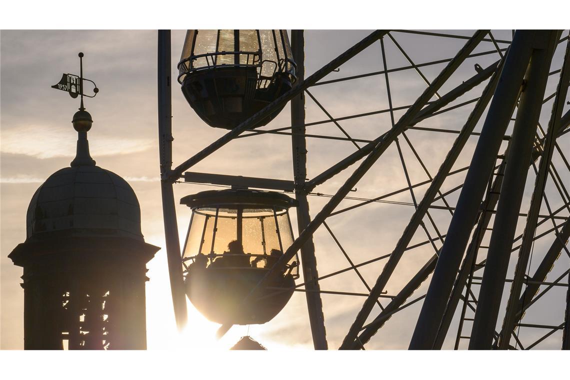 Bilder des Tages Sonnenuntergang hinter dem Riesenrad auf Weihnachtsmarkt in Magdeburg.