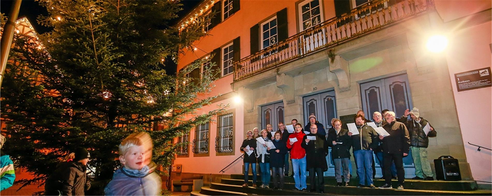 Sonntag läuten Bürgermeister Armin Mößner und der Chor aus städtischen Mitarbeitern, Stadträten und Mitgliedern der Bürgerstiftung den lebendigen Adventskalender ein. Archivfoto: A. Becher