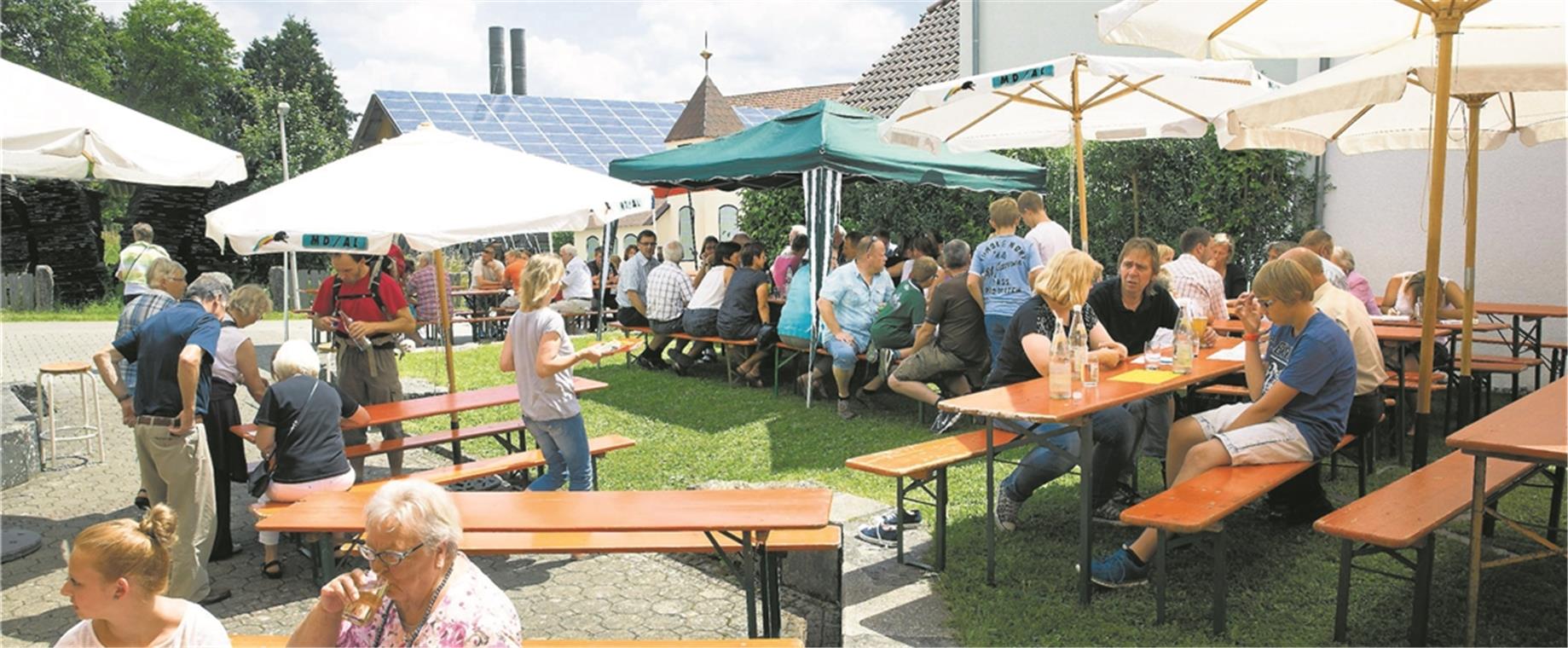 Sonntag wird im Garten zwischen Gemeinde- und Pfarrhaus gefeiert. Archivfoto: J. Fiedler