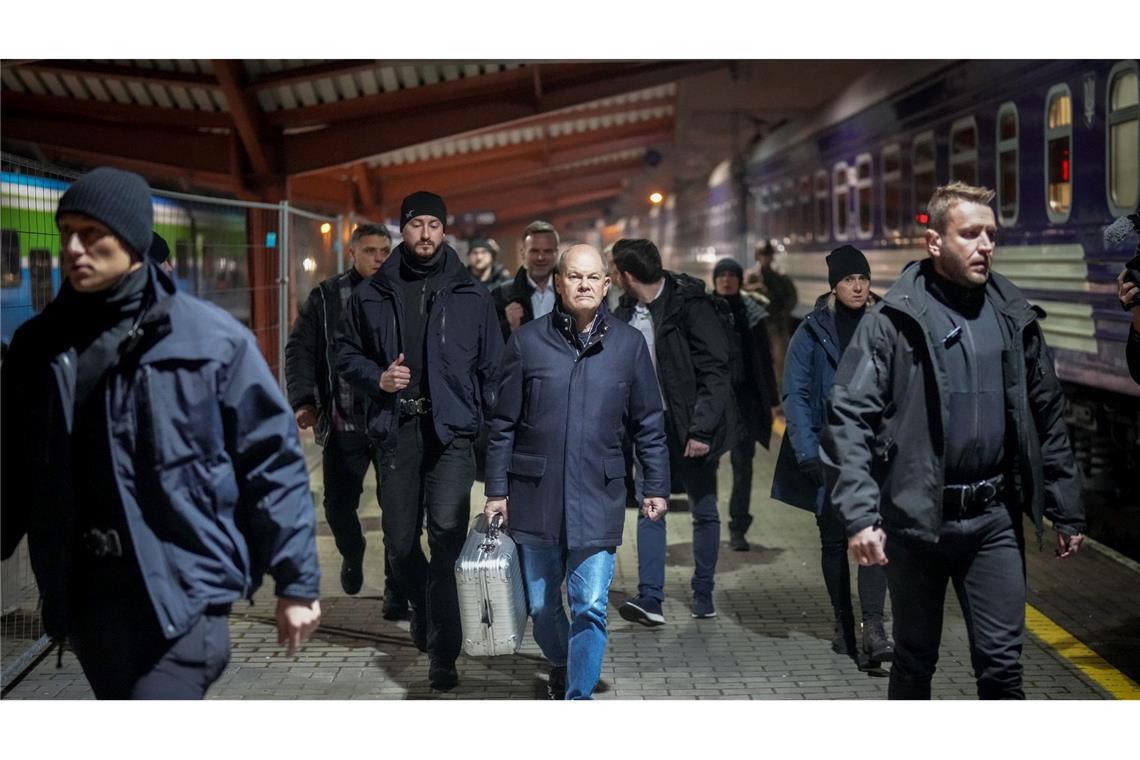 Koffer statt Ledertasche? Spekulationen über Kanzler-Gepäck Sonst stets mit schwarzer Aktentasche, in der Ukraine nun mit silbernem Koffer: Bundeskanzler Olaf Scholz.