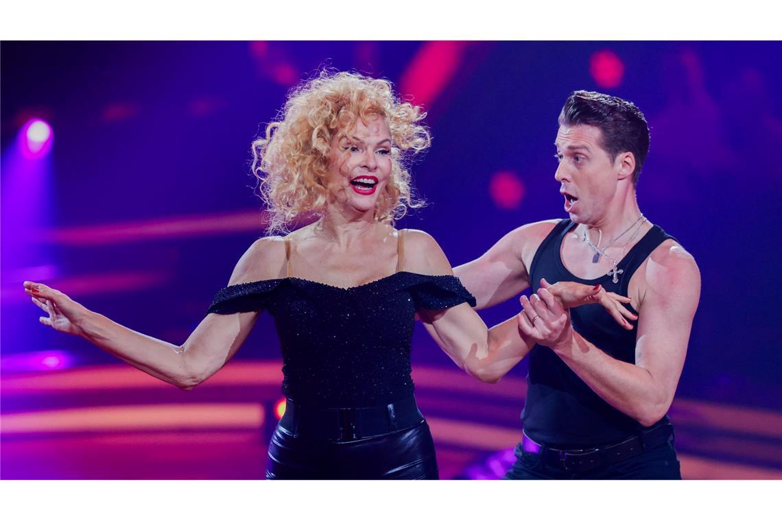 Sonya Kraus und ihr Partner Valentin Lusin tanzten einen Charleston.