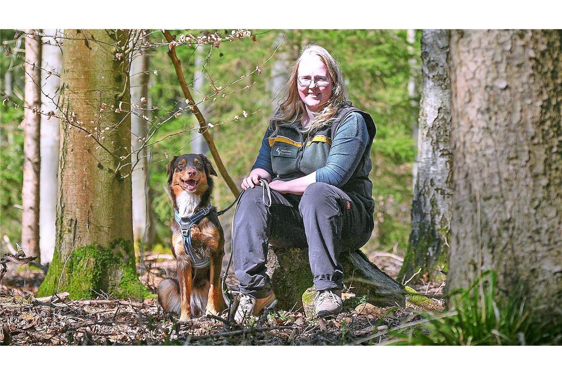 Eine Anwältin für wilde Tiere Sophie Bloß samt Hündin Frieda an ihrem Arbeitsplatz im Enzkreis.