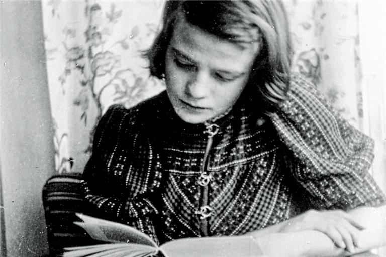 Sophie Scholl, vertieft in ihre Lektüre. Fotos: privat