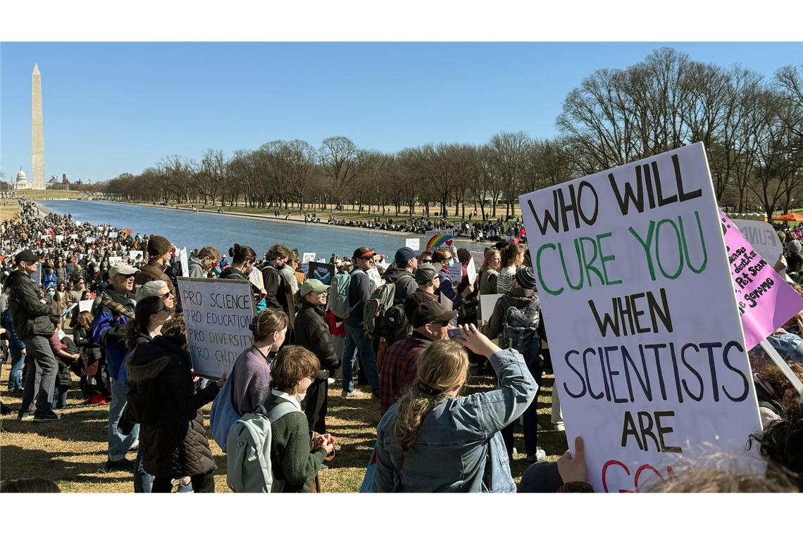 "Rettet die Wissenschaft": US-Proteste gegen Trumps Politik Sorge um Kürzungen treibt Wissenschaftler auf die Straße