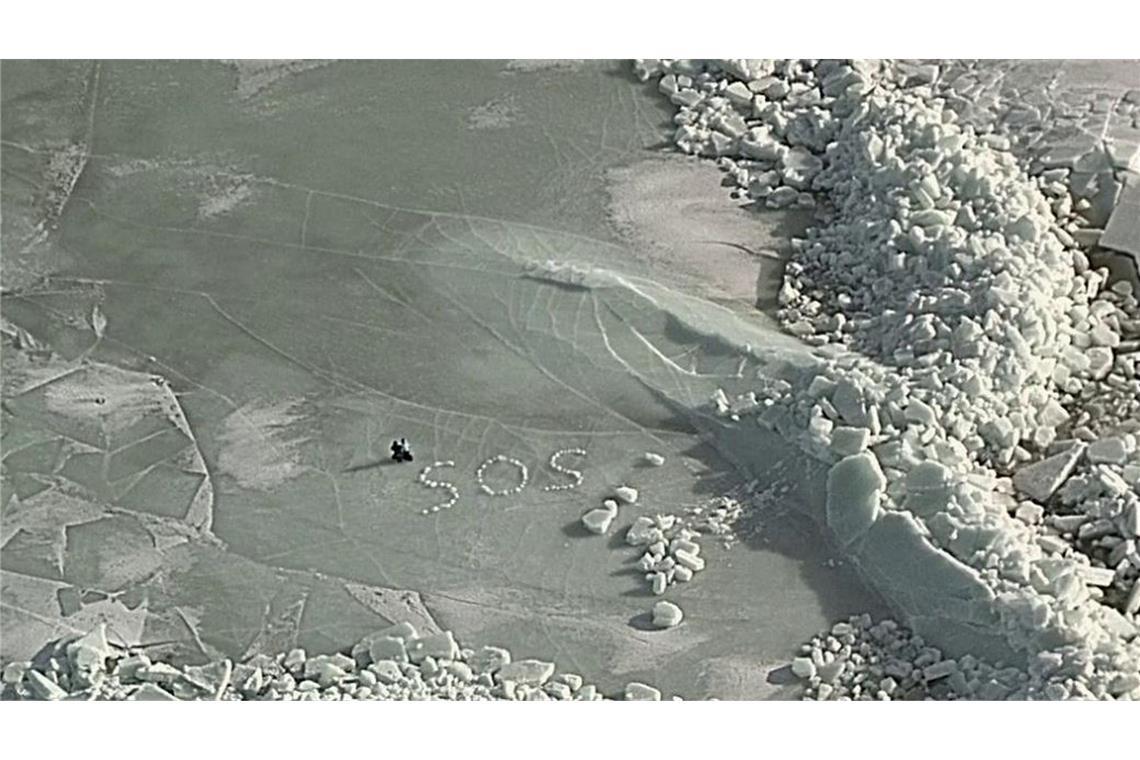 SOS auf dem Eis: Nach dem Einbruch ihres Zeltes ins Eis retten sich zwei Camper mit Mühe und werden nach fünf Stunden per Hubschrauber geborgen.