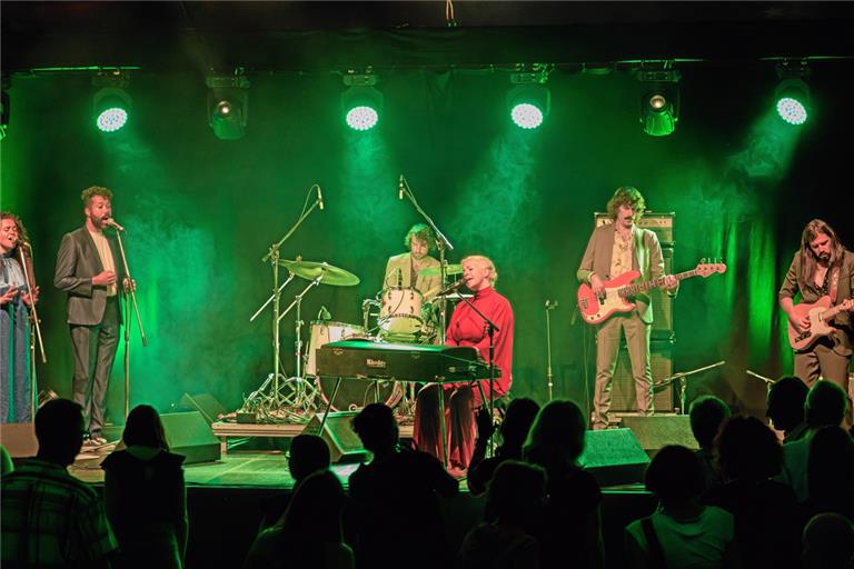 Soul und Funk beim Sommerpalast: Izo FitzRoy (Mitte) wurde begleitet von Schlagzeuger Karl Penney, Bassist Matthew Waer und Marcus Bonfanti (rechts). Foto: Stefan Bossow