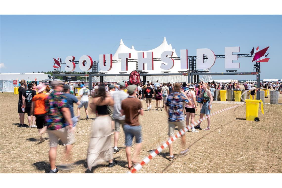 Southside-Festival – Besucher passieren den Einlass des Open-Air-Geländ