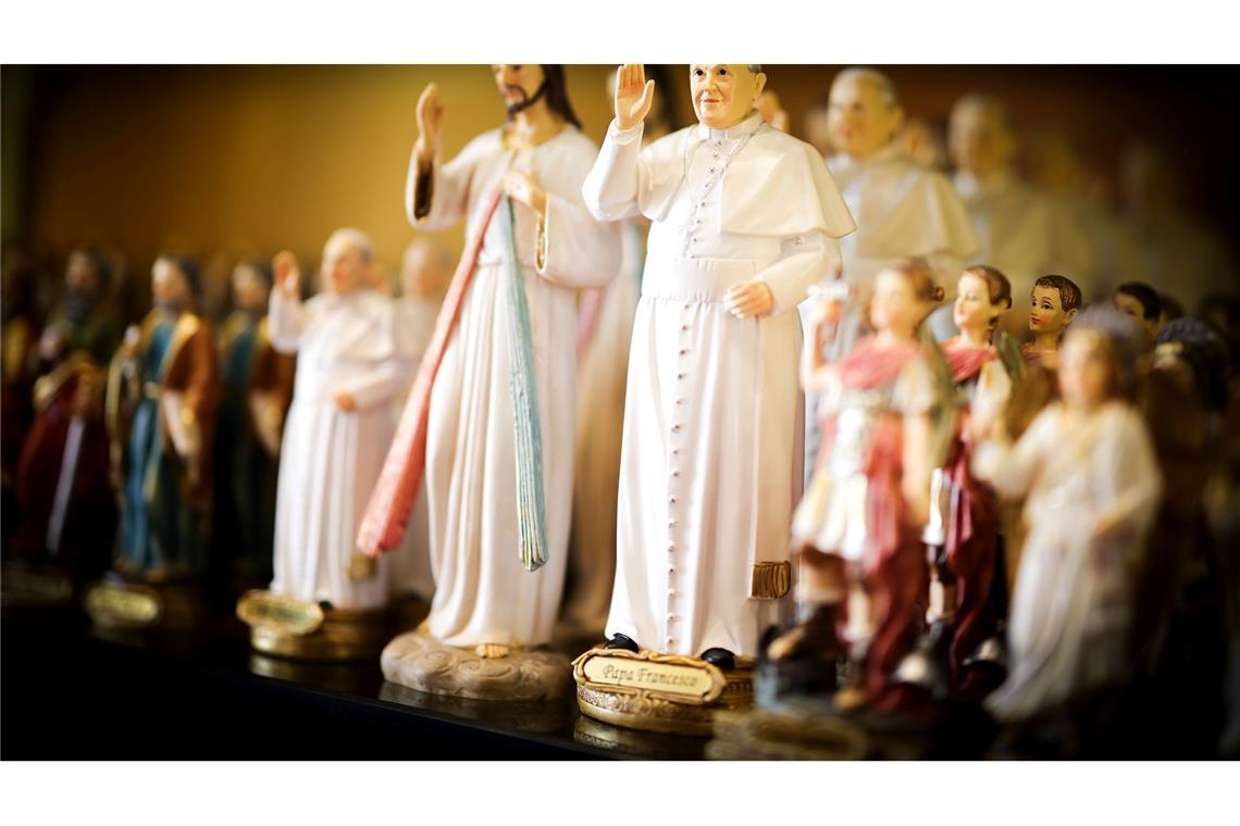 Bilder des Tages Souvenirfiguren von Papst Franziskus in Rom