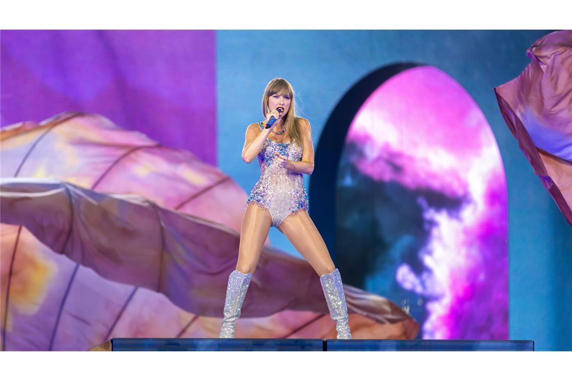 Neues Album von Taylor Swift bricht auch in Deutschland Rekorde Sowohl das Album „The Life of a Showgirl“ als auch die darauf enthaltene Single „The Fate of Ophelia“ landeten auf Platz eins der deutschen Charts.