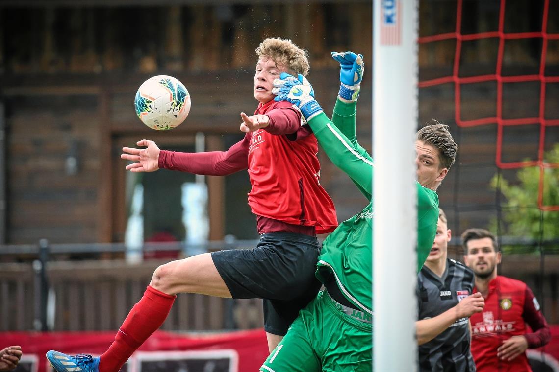 Sowohl die Großaspacher Spieler wie Jan Ferdinand als auch Gießens guter Keeper Frederic Löhe gingen dorthin, wo es wehtut. Foto: A. Becher