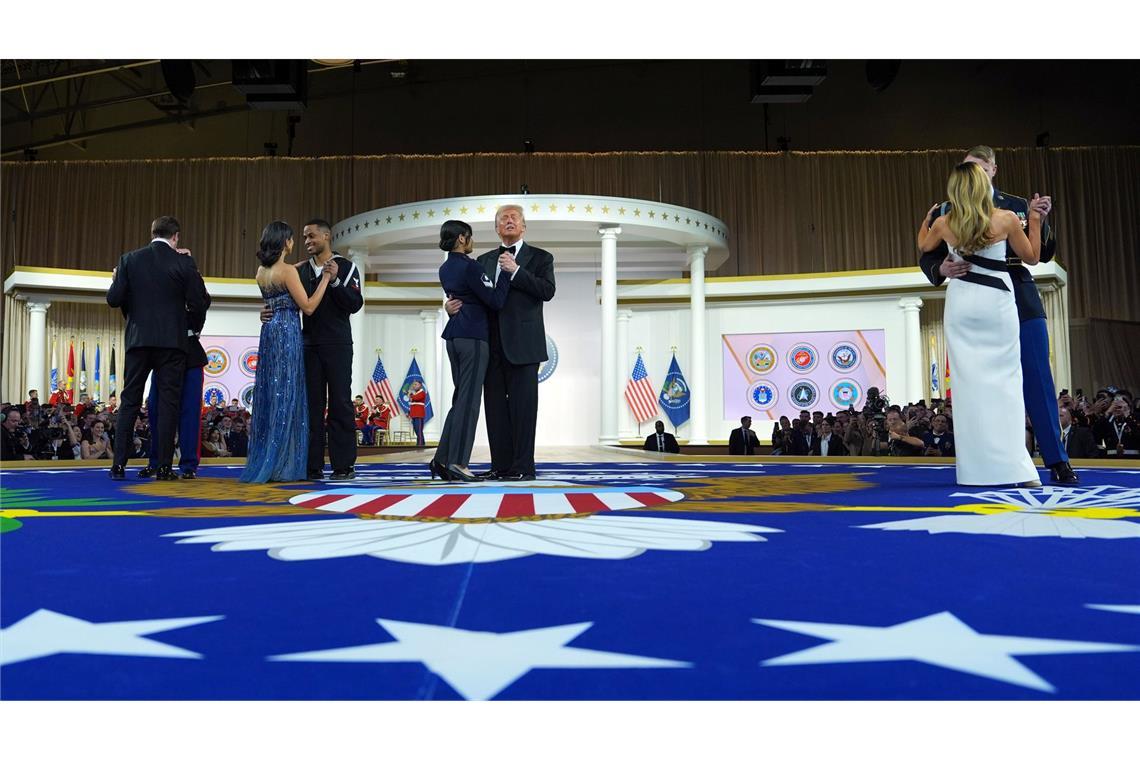 Trump tanzt - auch mit einer Fremden Sowohl Donald als auch Melania Trump waren zwischenzeitlich mit anderen Tanzpartnern unterwegs.
