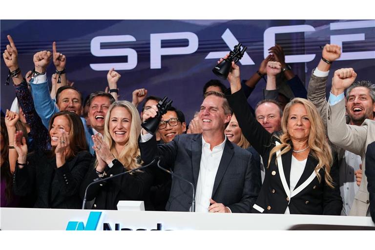 SpaceX-Chefin Gwynne Shotwell (r) feiert gemeinsam mit Mitarbeitern beim Börsengang von SpaceX an der Nasdaq in New York.