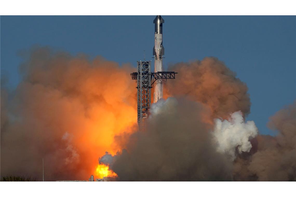Raketensystem "Starship" meistert Testflug - mit Makel SpaceX's Mega-Rakete Starship hebt zu einem Testflug von der Starbase in Boca Chica, Texas, ab.