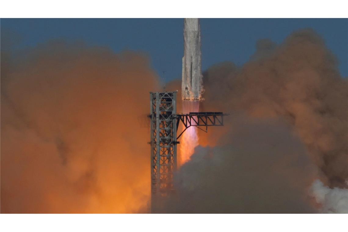 Raketensystem "Starship" meistert Testflug - mit Makel SpaceX's Mega-Rakete Starship hebt zu einem Testflug von der Starbase in Boca Chica, Texas, ab.
