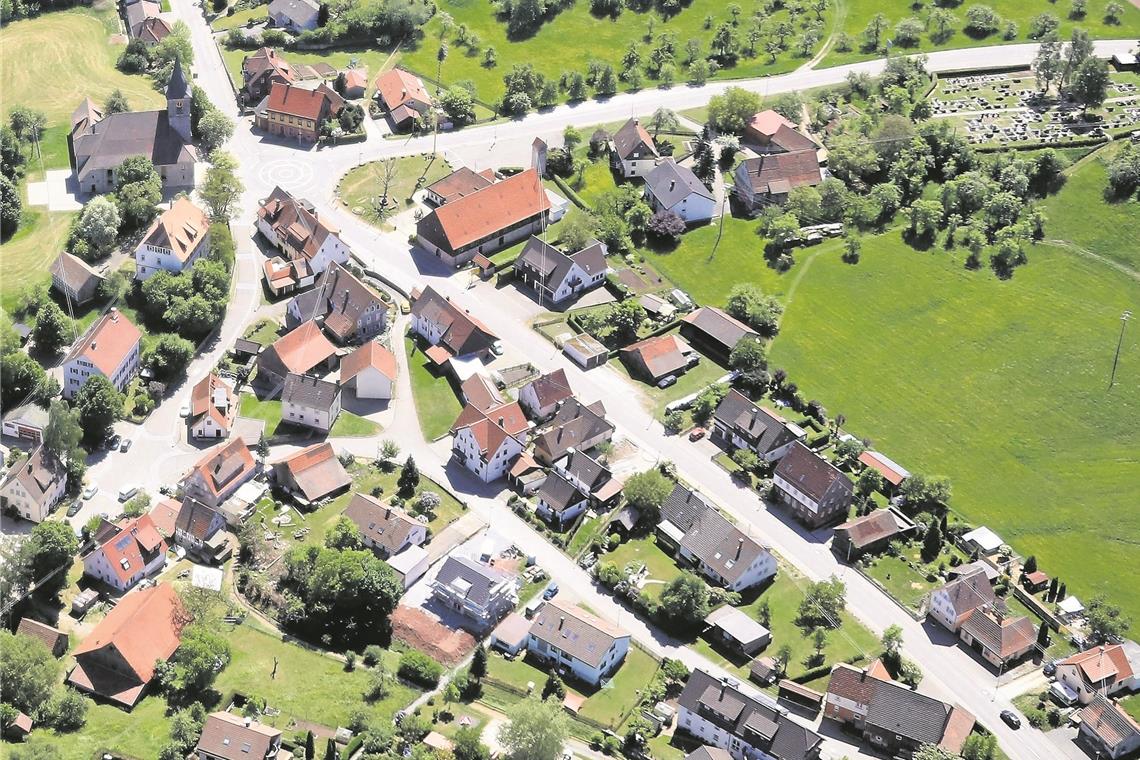 Kirchenkirnberger bleiben selbstbewusst Später änderte sich auch das Ortsbild. Die Stadt Murrhardt baute 1985 die Gemeindehalle (schräg gegenüber der Kirche mit großem roten Dach), 2002 erfolgte schließlich der Ausbau der Ortsdurchfahrt inklusive Kreisel bei der Kirchenkirnberger Kirche (oben links). Foto: F. Muhl