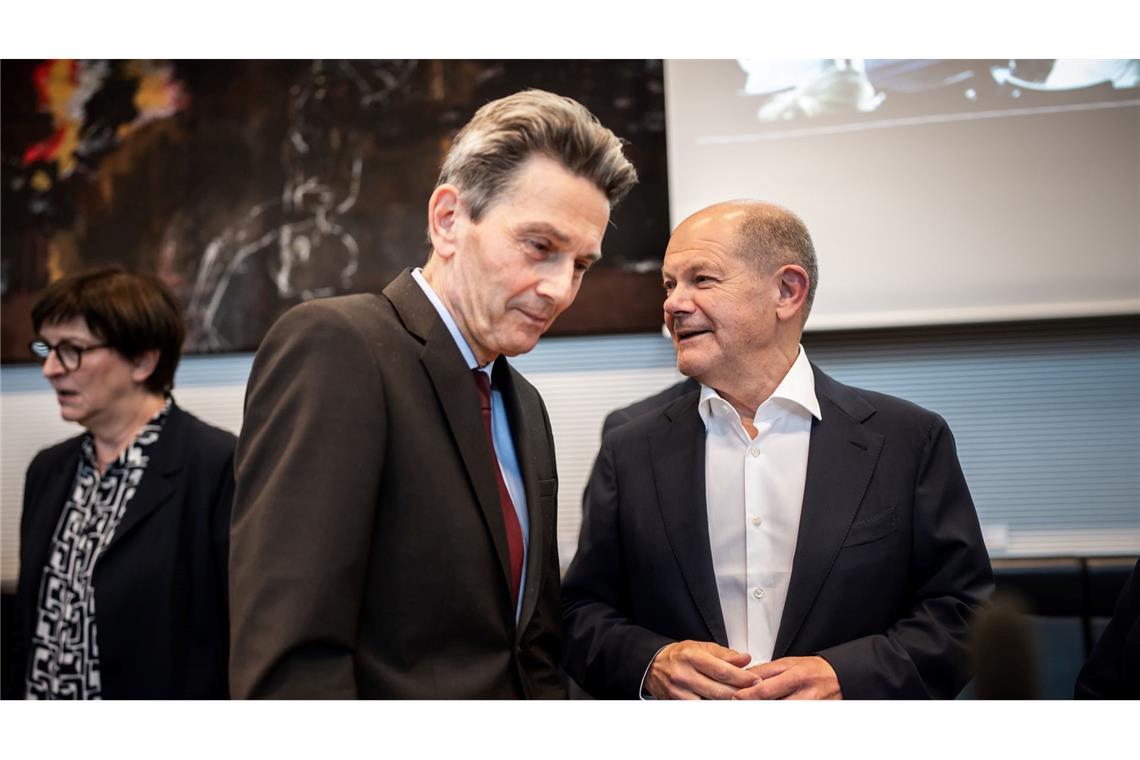 Scholz lässt SPD-Chefin stehen - und findet das "peinlich" Später findet Scholz es selber peinlich, dass er und Mützenich Esken den Rücken zukehrten und weggingen.