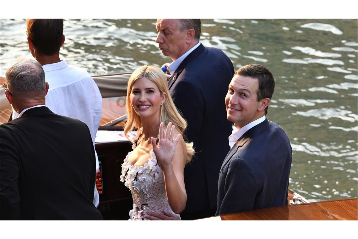 Diese Promis feiern auf der Bezos-Hochzeit Später winkt Ivanka Trump (Mitte), Tochter vom US-Präsident Trump, neben ihrem Ehemann Jared Kushner (rechts) aus einem Boot in Venedig.