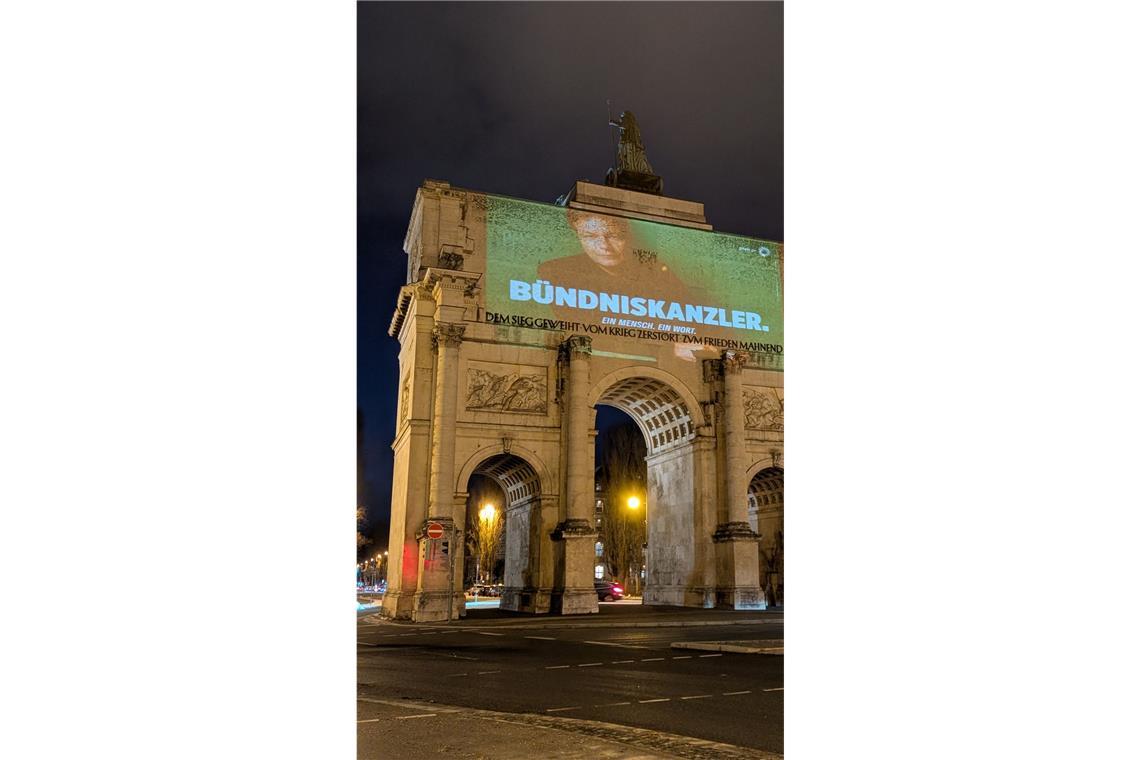 Vom Ampel-Aus bis zur Rücktrittswelle – Chronik des Wahlkampfs in Bildern Spätestens kurz nach dem Jahreswechsel wechselten ohnehin alle Parteien in den Wahlkampfmodus. Den ersten Lapsus leisteten sich womöglich die Grünen, als sie ihren Spitzenkandidaten Robert Habeck am 3. Januar auf das Münchner Siegestor projizierten; ohne Genehmigung, was ein Bußgeldverfahren zur Folge hatte. Habeck selbst sagte, er persönlich habe von dem Guerilla-Marketing, wofür eine Agentur beauftragt worden war, nichts gewusst.