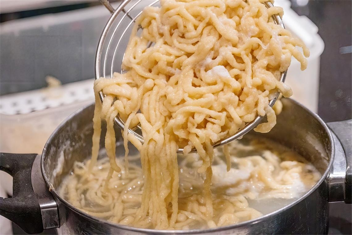 Was kann man zu Spätzle essen? Spätzle können mit verschiedenen Beilagen serviert werden. Erfahren Sie, was die beliebtesten Spätzle-Beilagen sind.