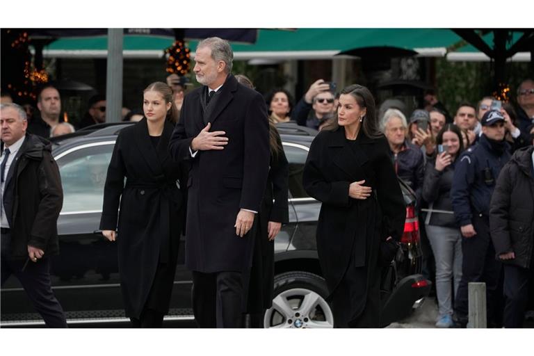 Spaniens König Felipe (Mitte), Königin Letizia (rechts) und Kronprinzessin Leonor (links) kommen zur Beisetzung von Irene, ehemalige Prinzessin von Griechenland.