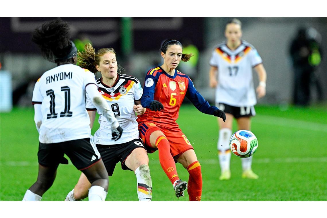 Spaniens Weltfußballerin Aitana Bonmatí (r) fällt für das Rückspiel in Madrid aus.