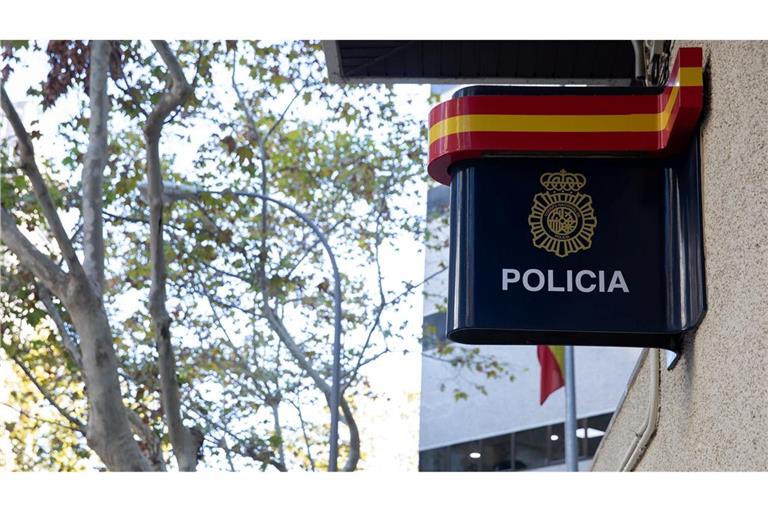 Spanische Polizisten haben auf Mallorca einen jungen Deutschen festgenommen, der in ein Hotelzimmer eingedrungen und dort einer wildfremden Frau ans Bein gefasst hat. Der Vorwurf lautet auf sexuelle Belästigung.