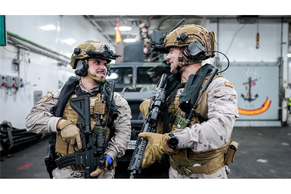 Spanische Soldaten auf dem Flagschiff "Bastille" üben das Aus- und Beladen von Fahrzeugen.